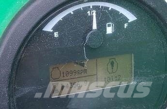 SkyTrak 10054 伸縮臂操作車
