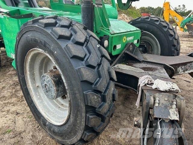 SkyTrak 10054 伸縮臂操作車
