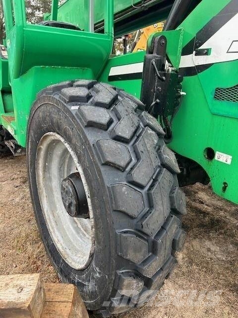 SkyTrak 10054 伸縮臂操作車