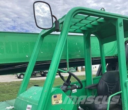 SkyTrak 10054 伸縮臂操作車