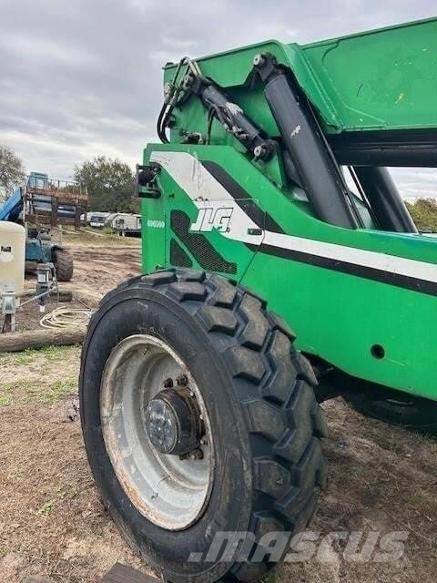 SkyTrak 10054 伸縮臂操作車