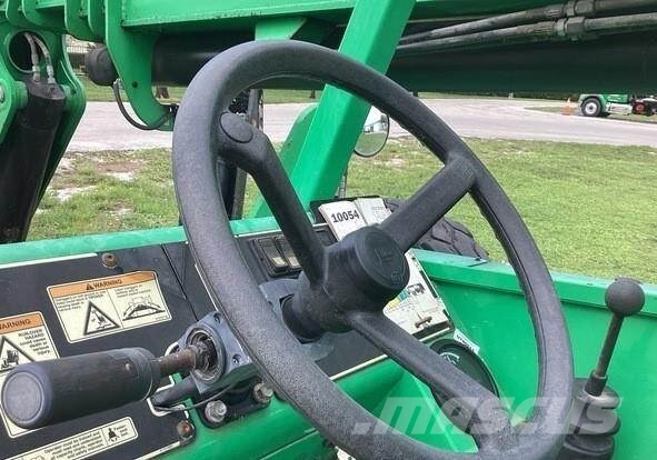 SkyTrak 10054 伸縮臂操作車