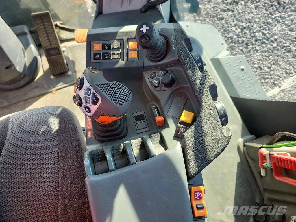CLAAS Xerion 5000 Trac TS Трактори