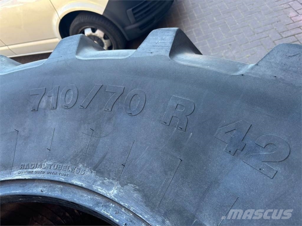 Vredestein 710/70 R42 + 600/70 R30 Tyres, wheels and rims