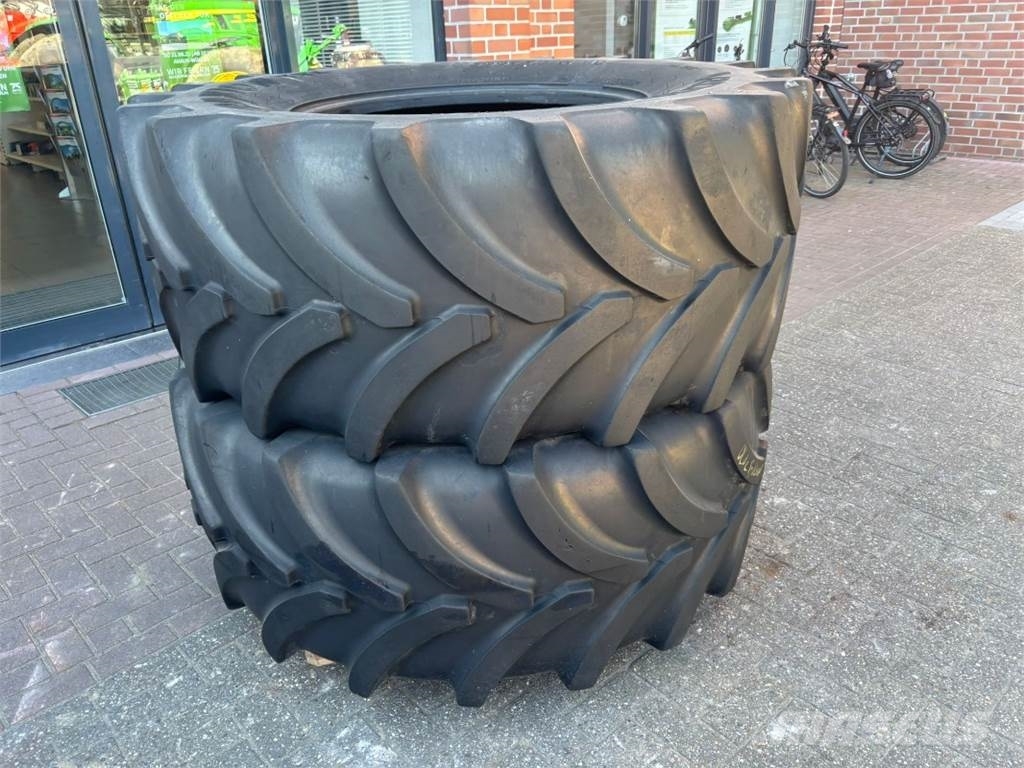 Vredestein 710/70 R42 + 600/70 R30 Tyres, wheels and rims