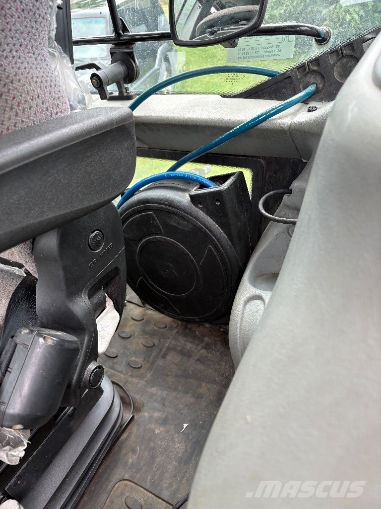 Valtra T132 Versu med underliggende skjær. 拖拉机/农用车
