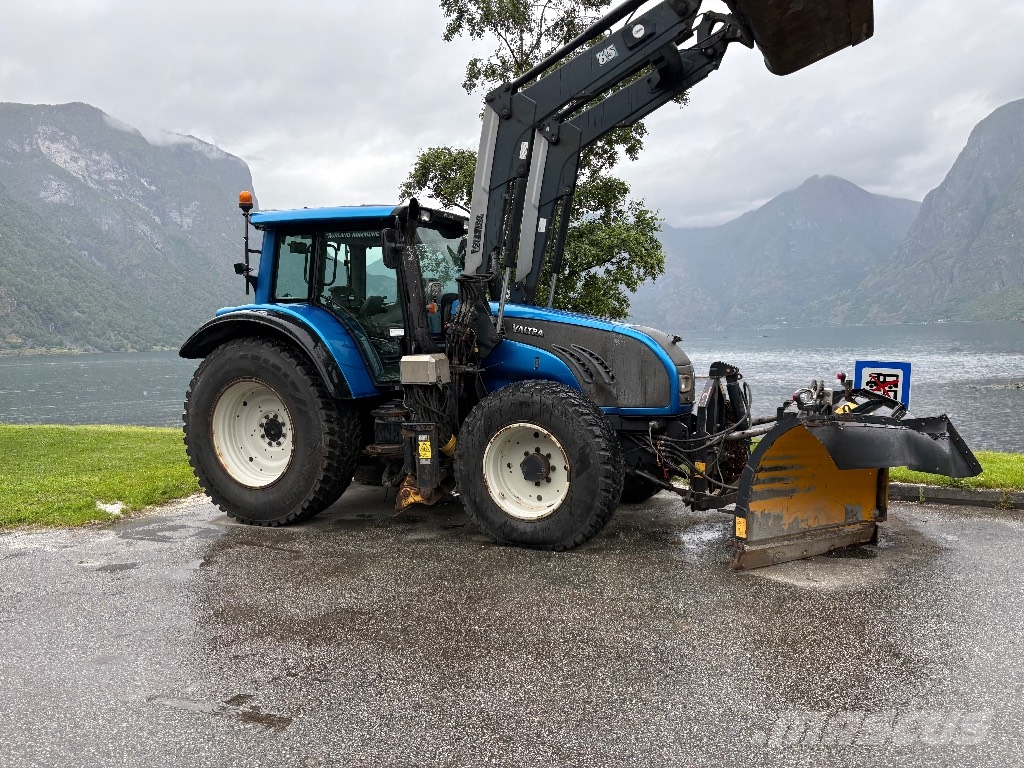 Valtra T132 Versu med underliggende skjær. 拖拉机/农用车