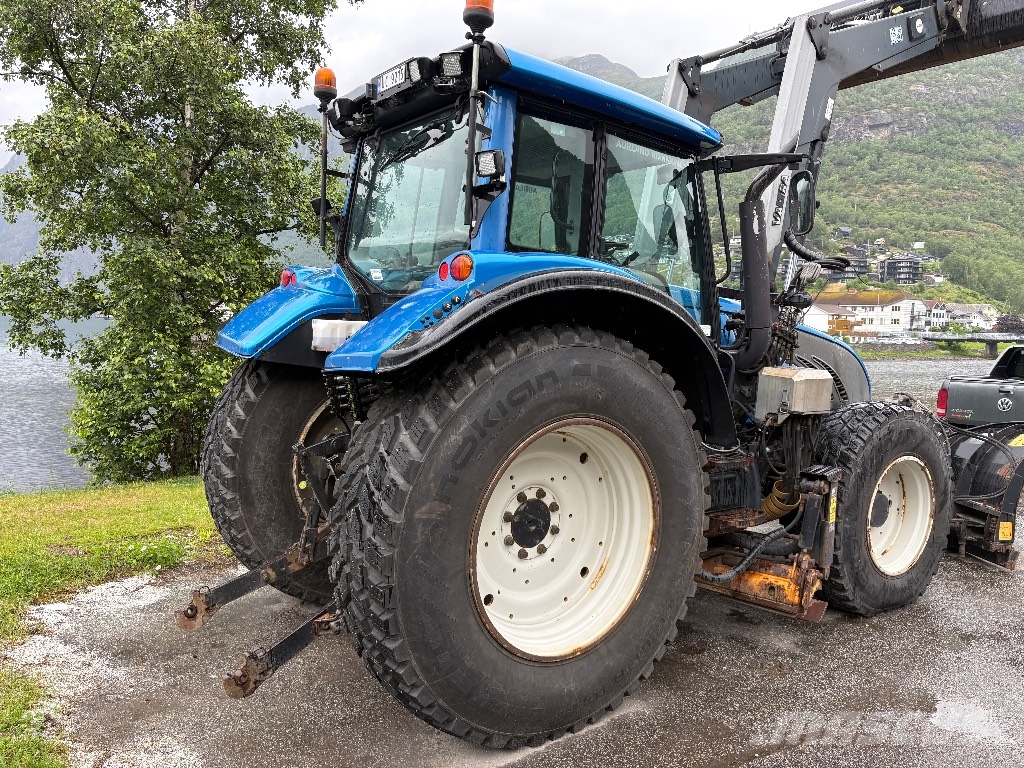 Valtra T132 Versu med underliggende skjær. 拖拉机/农用车