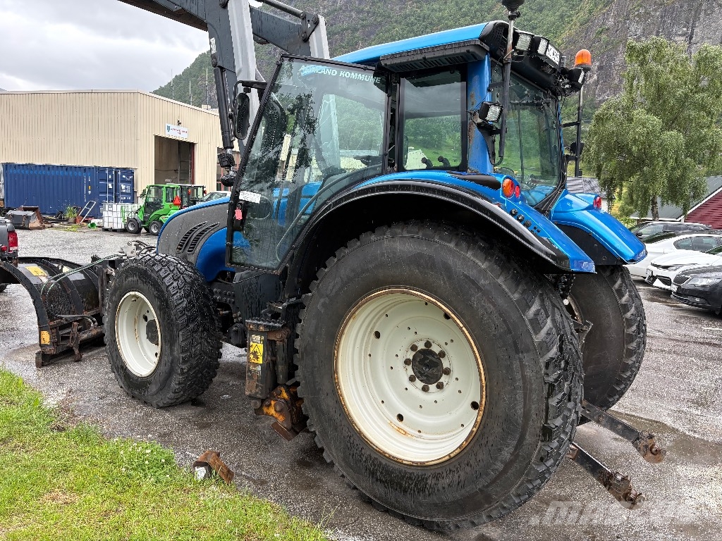 Valtra T132 Versu med underliggende skjær. 拖拉机/农用车
