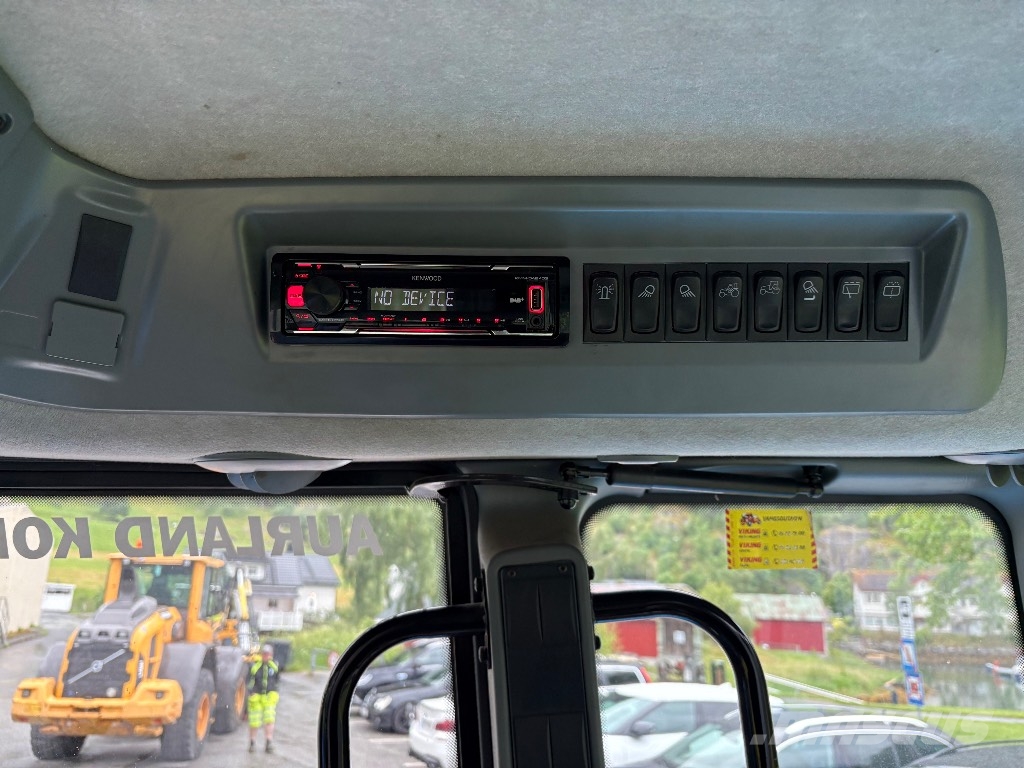 Valtra T132 Versu med underliggende skjær. 拖拉机/农用车