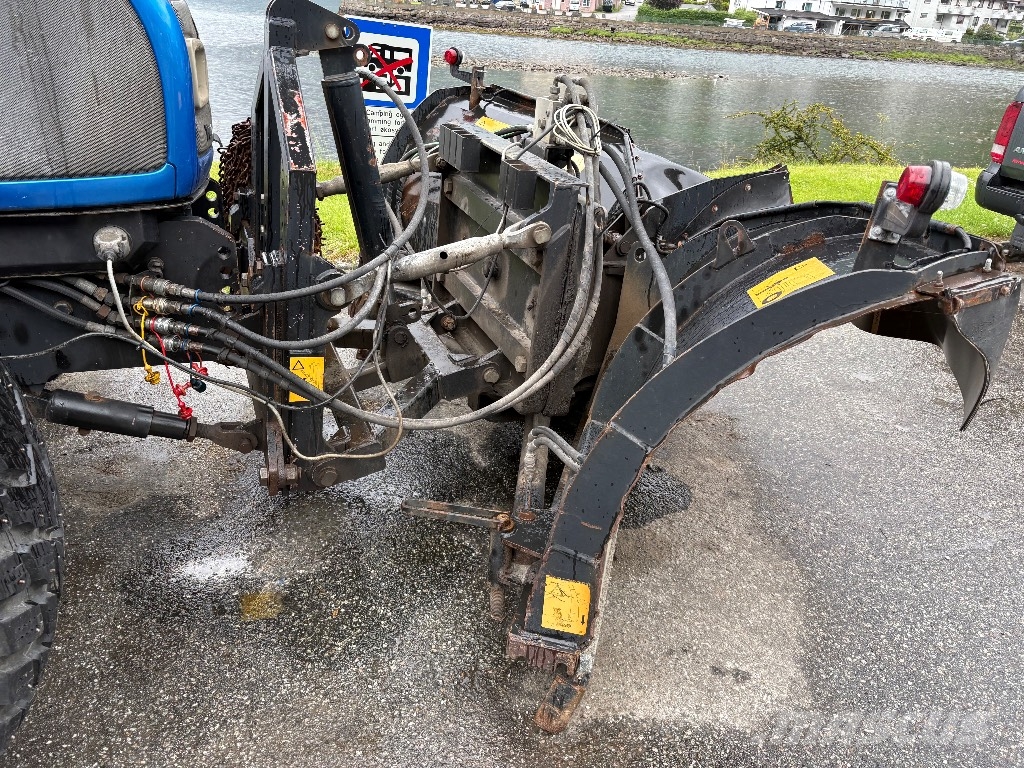 Valtra T132 Versu med underliggende skjær. 拖拉机/农用车