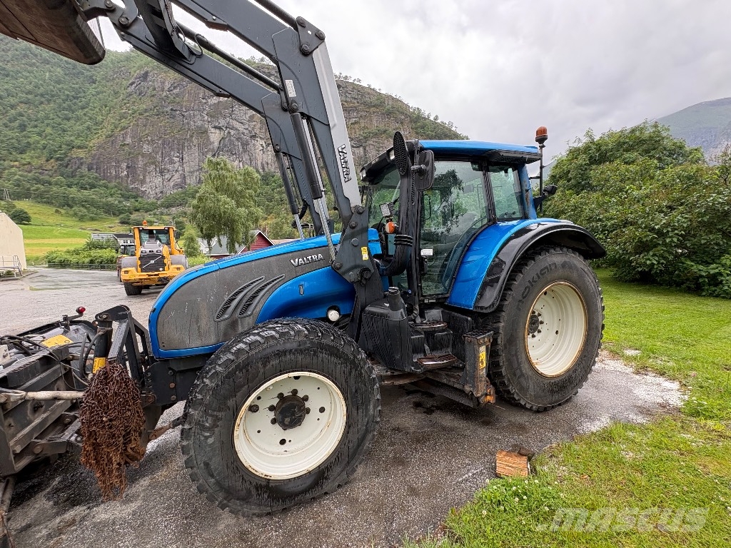 Valtra T132 Versu med underliggende skjær. 拖拉机/农用车