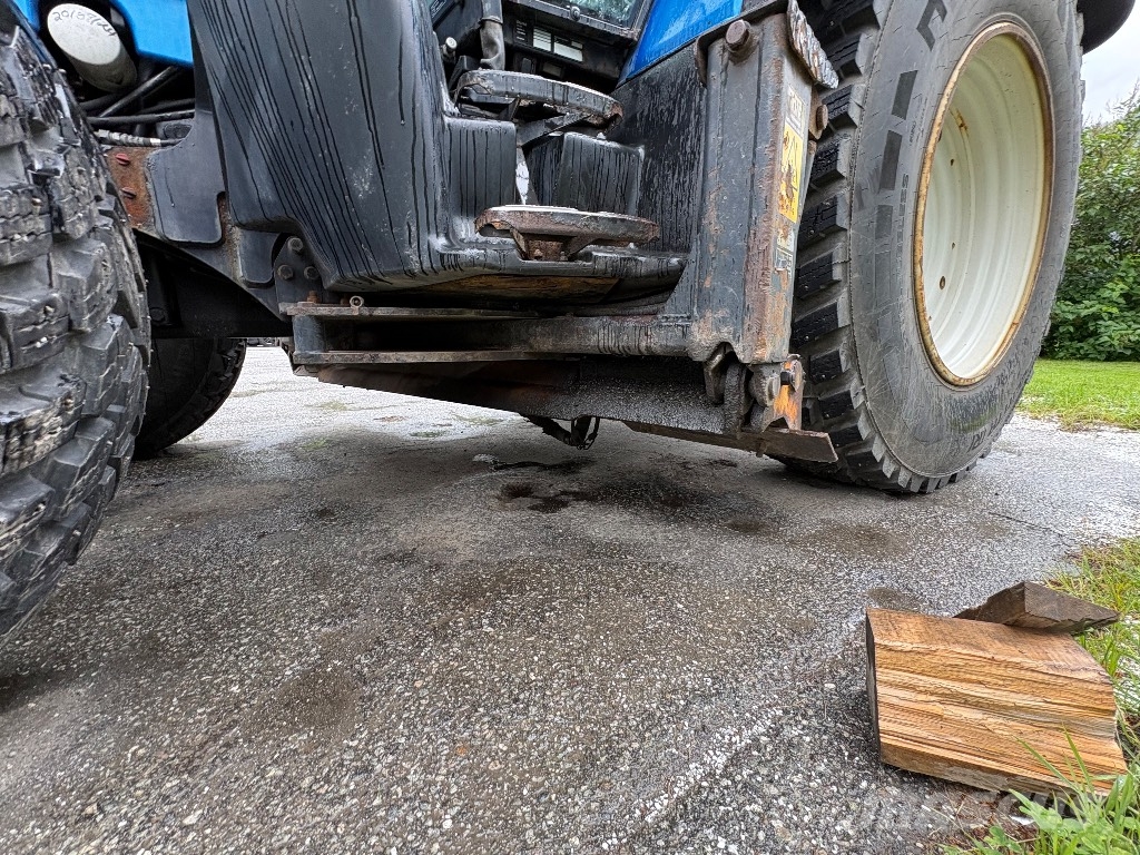 Valtra T132 Versu med underliggende skjær. 拖拉机/农用车