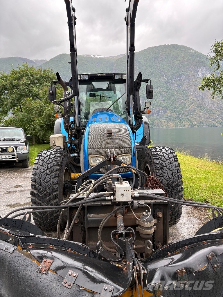 Valtra T132 Versu med underliggende skjær. 拖拉机/农用车