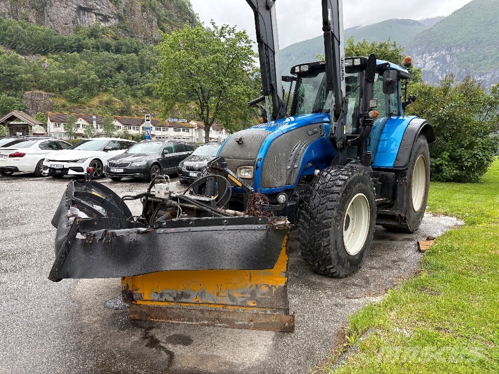 Valtra T132 Versu med underliggende skjær. 拖拉机/农用车