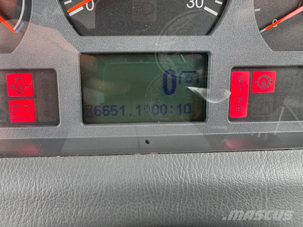 Valtra T132 Versu med underliggende skjær. 拖拉机/农用车