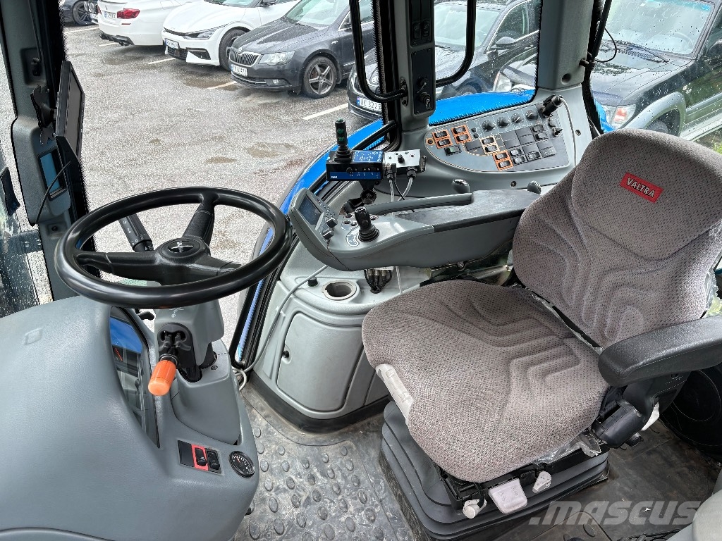 Valtra T132 Versu med underliggende skjær. 拖拉机/农用车