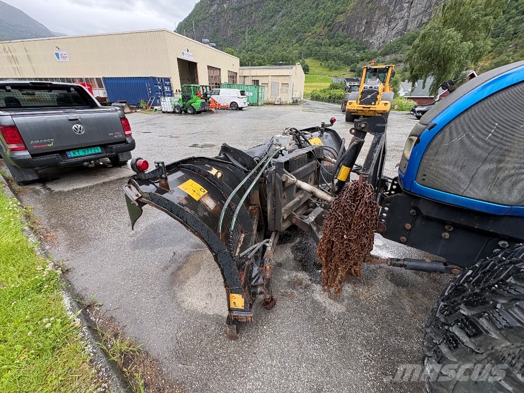 Valtra T132 Versu med underliggende skjær. 拖拉机/农用车