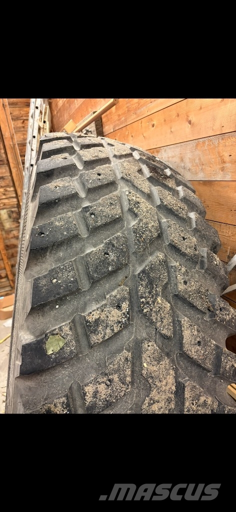 Valtra T132 Versu med underliggende skjær. 拖拉机/农用车