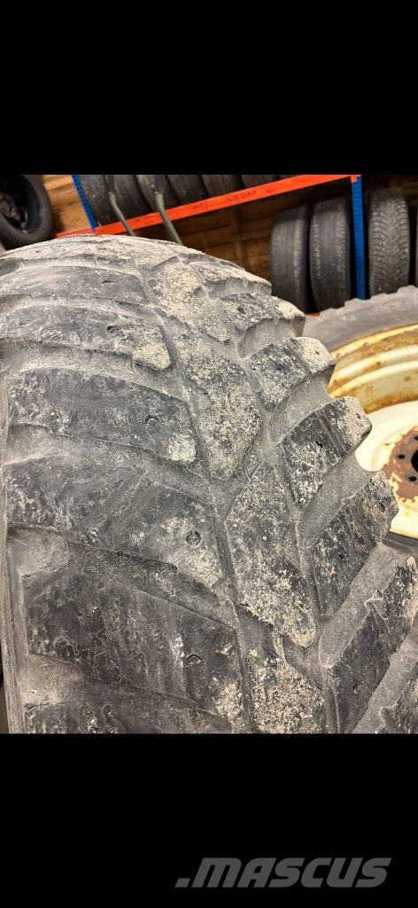 Valtra T132 Versu med underliggende skjær. 拖拉机/农用车