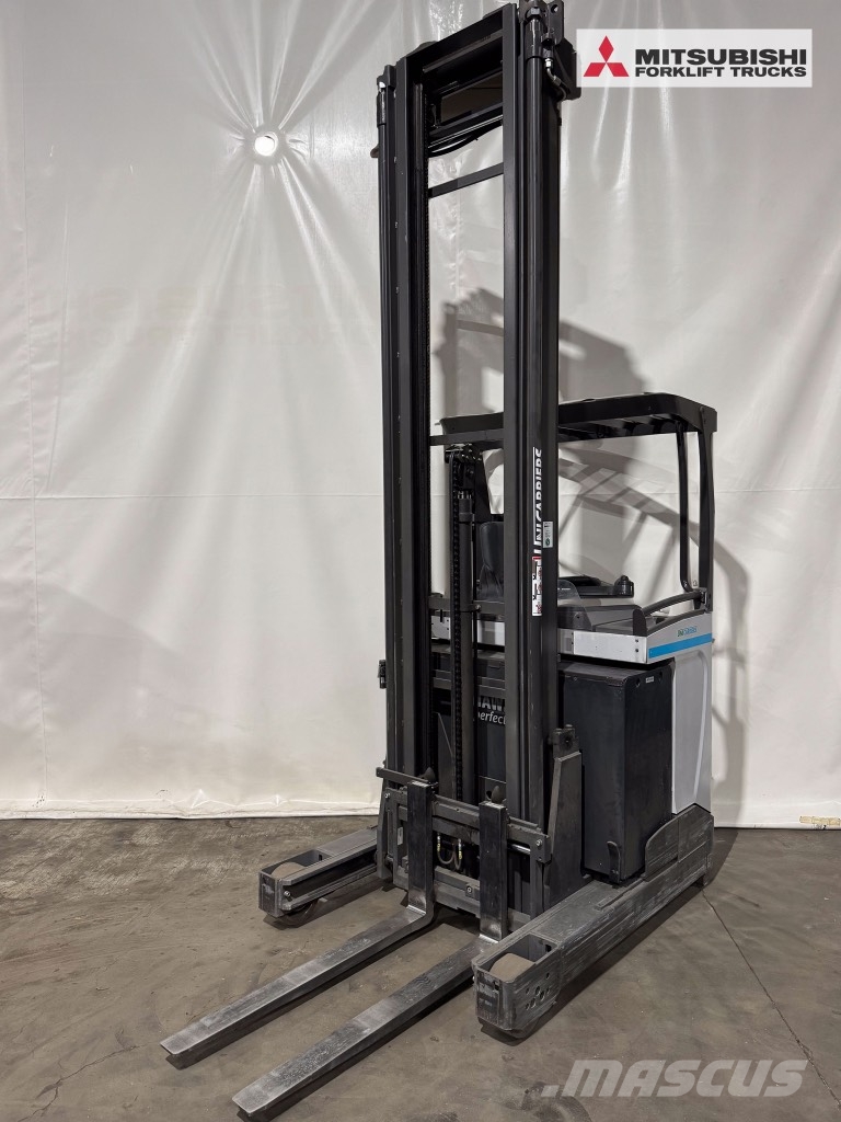 UniCarriers 160DTFVRF917UMS - 2384 Std. Reach truck