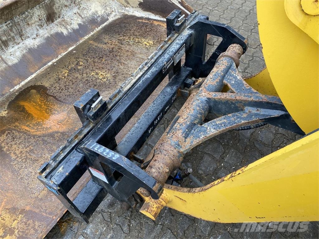 Komatsu WA70M-8EO لوادر متعددة الأغراض