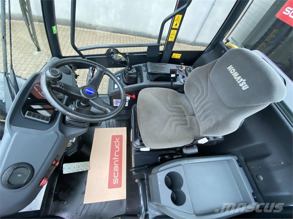 Komatsu WA70M-8EO لوادر متعددة الأغراض