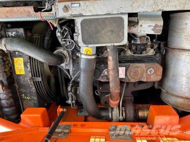 Hitachi EX 135 UR-5 حفارات زحافة