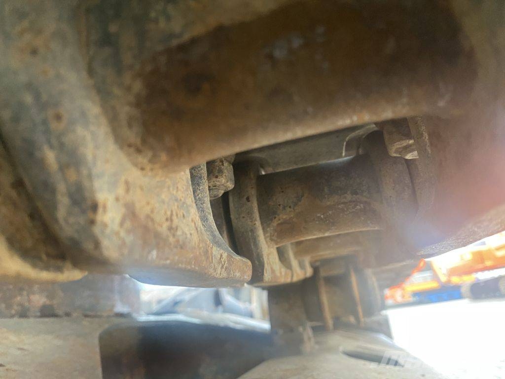 Hitachi EX 135 UR-5 حفارات زحافة