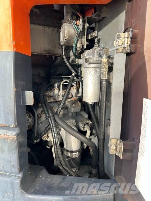 Hitachi EX 135 UR-5 حفارات زحافة