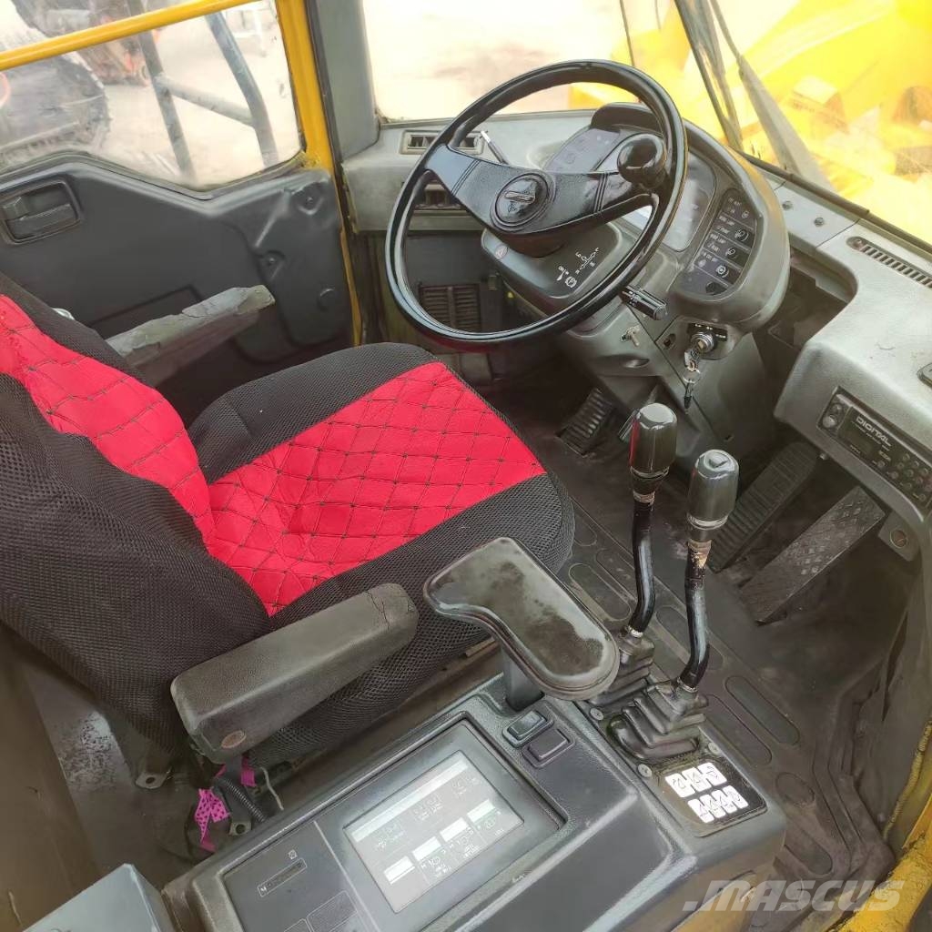 Komatsu WA 600 輪胎式裝載機