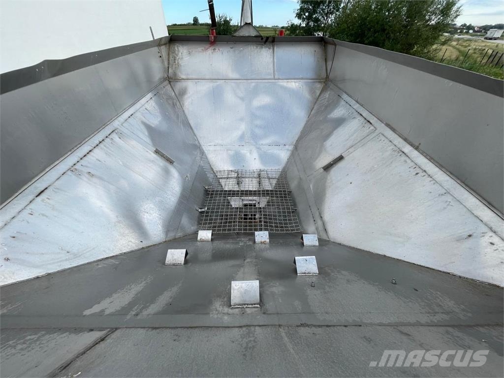 Rauch Axera EMC mit Über-Umladewagen Lannoitteenlevittimet