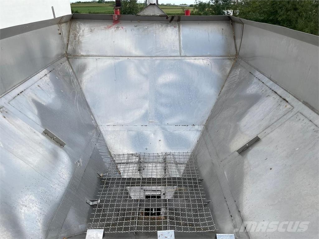 Rauch Axera EMC mit Über-Umladewagen Lannoitteenlevittimet
