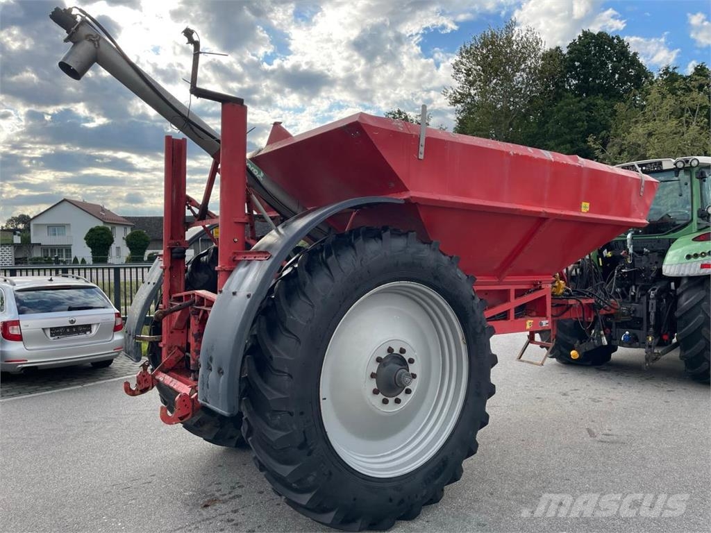 Rauch Axera EMC mit Über-Umladewagen Lannoitteenlevittimet