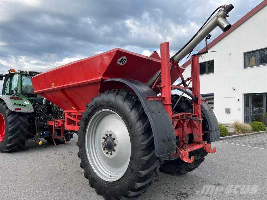 Rauch Axera EMC mit Über-Umladewagen Lannoitteenlevittimet