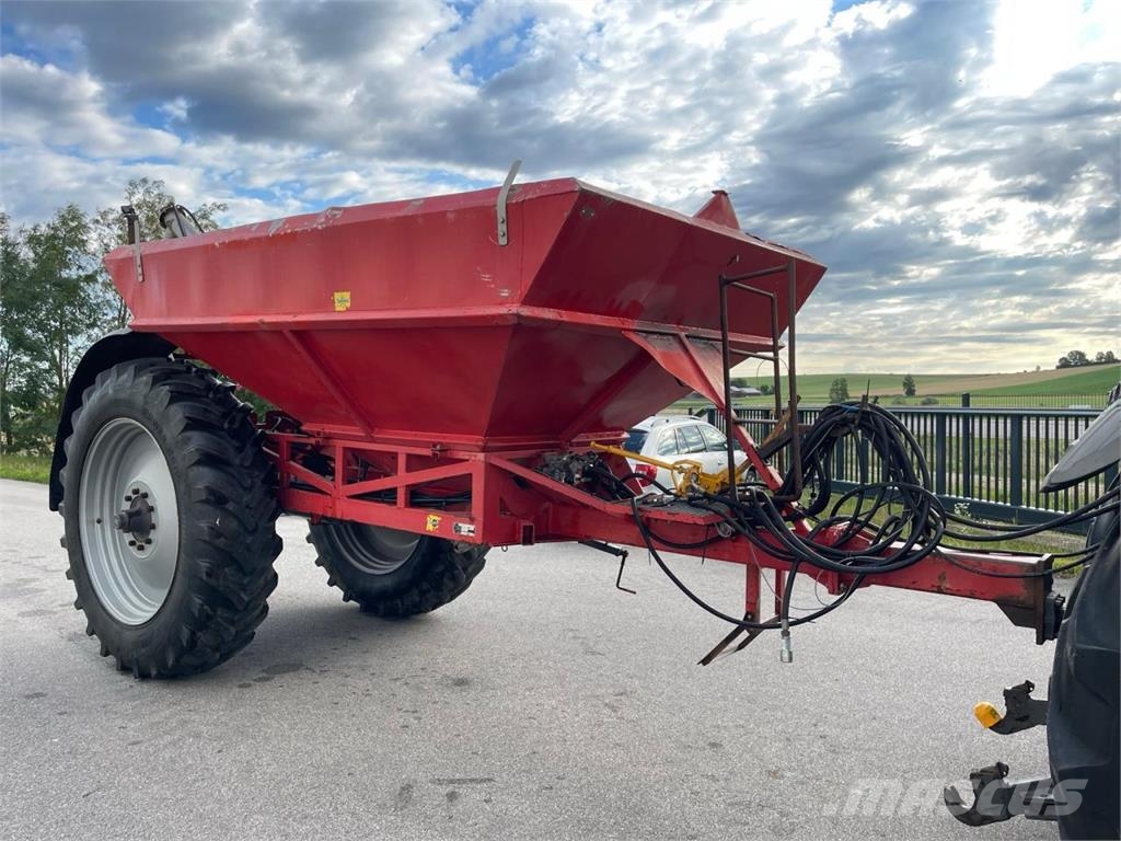 Rauch Axera EMC mit Über-Umladewagen Lannoitteenlevittimet