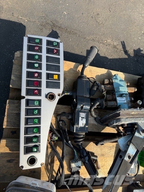 Doosan DL 400 CAB USED PARTS COMPLET Cabina