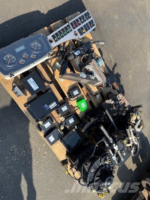 Doosan DL 400 CAB USED PARTS COMPLET Cabina