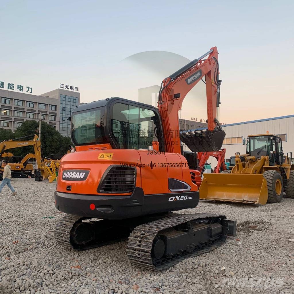 Doosan DX 60 小型挖土機/掘鑿機<7t(小型挖掘機)