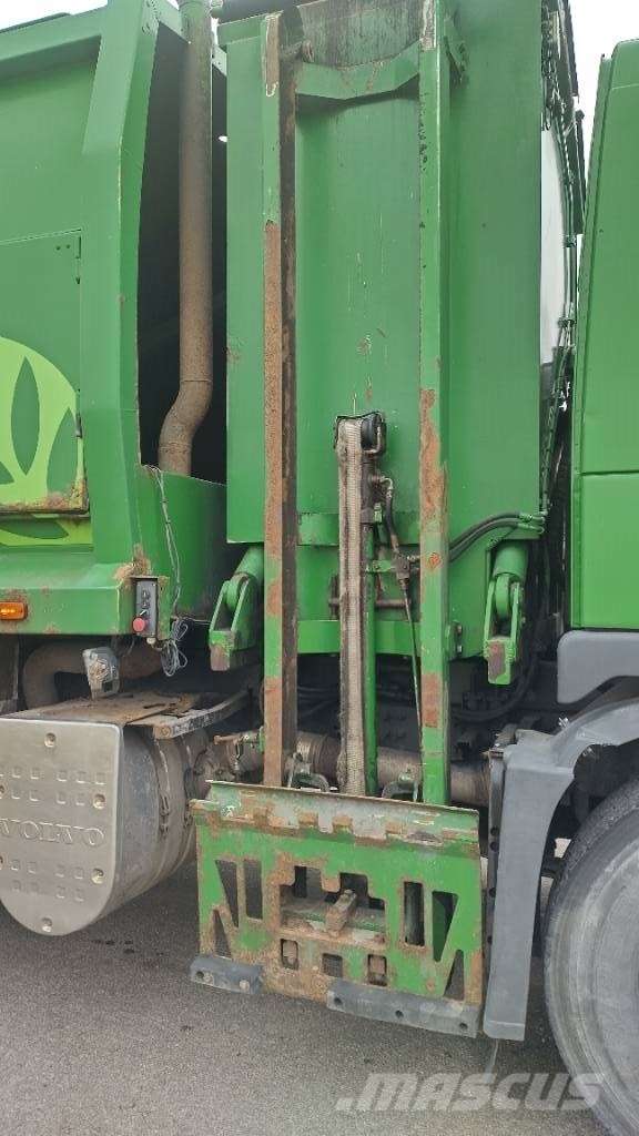 Volvo FM9 6x2 pakkaaja +nostin +etukippo Otros camiones