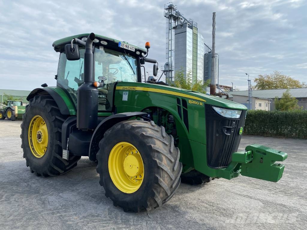 John Deere 8260 R New engine with factory warranty Traktori