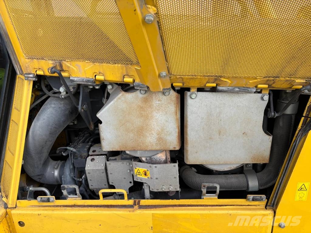 Komatsu D 65 EX-18 (CE - New UC - SU Blade) Rupsdozers