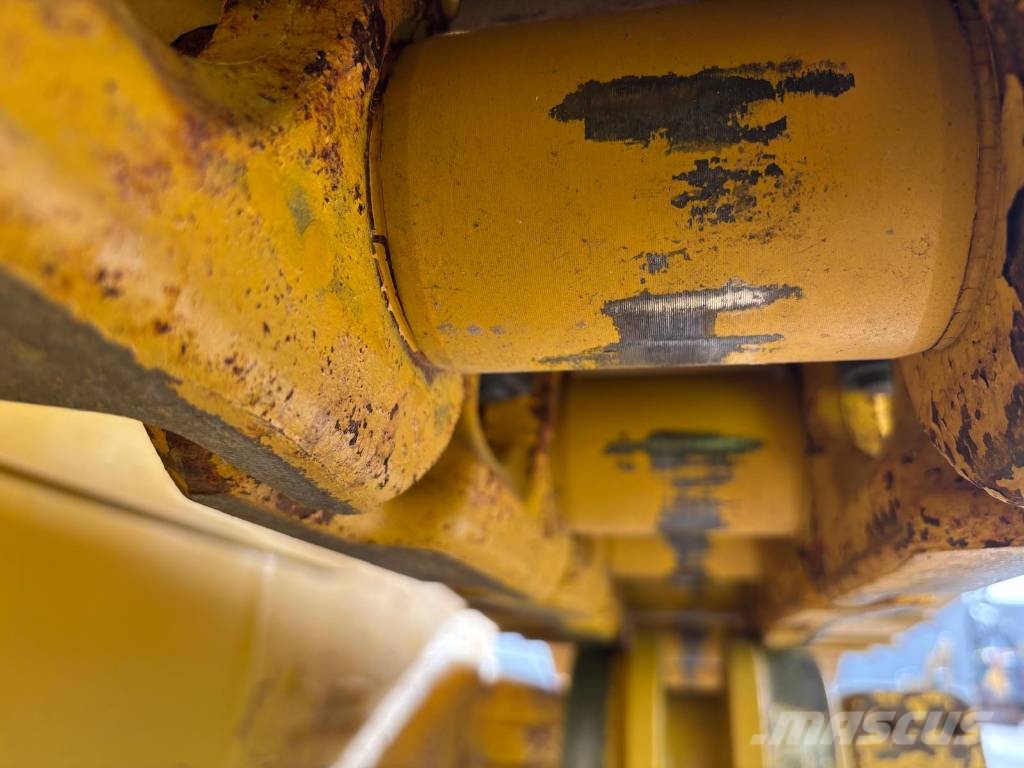 Komatsu D 65 EX-18 (CE - New UC - SU Blade) Rupsdozers