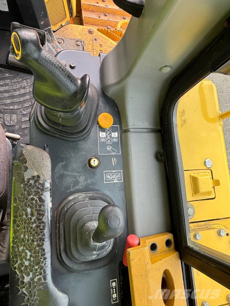 Komatsu D 65 EX-18 (CE - New UC - SU Blade) Rupsdozers