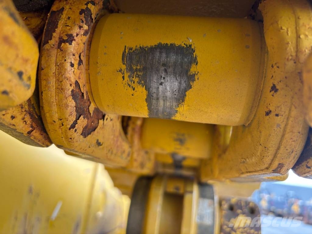 Komatsu D 65 EX-18 (CE - New UC - SU Blade) Rupsdozers
