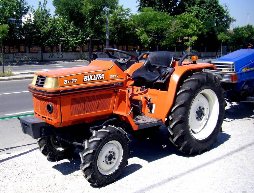 Kubota BULLTRA B1-17 4wd الجرارات