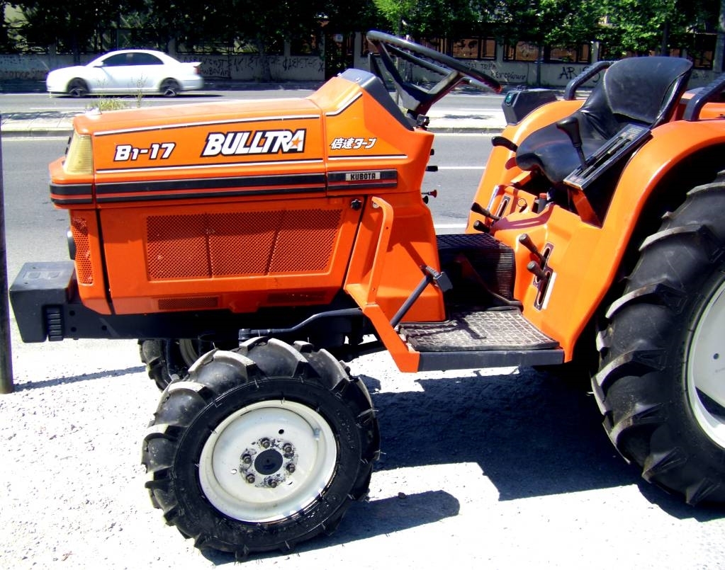 Kubota BULLTRA B1-17 4wd الجرارات