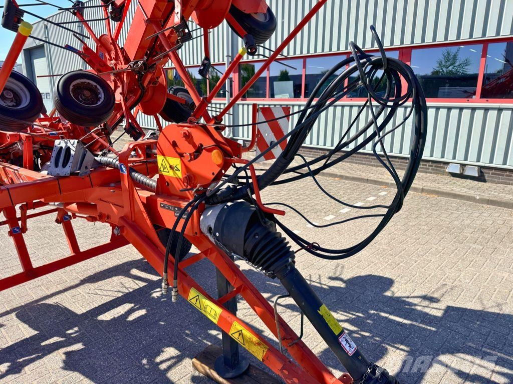 Kuhn GF10802 T Digidrive 犁耙和摊草机