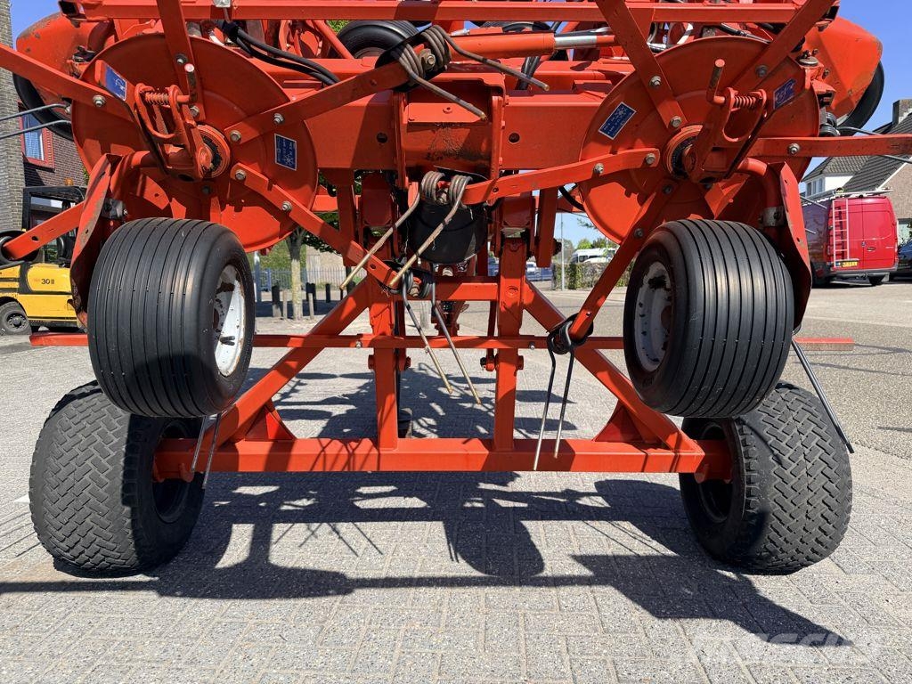 Kuhn GF10802 T Digidrive 犁耙和摊草机