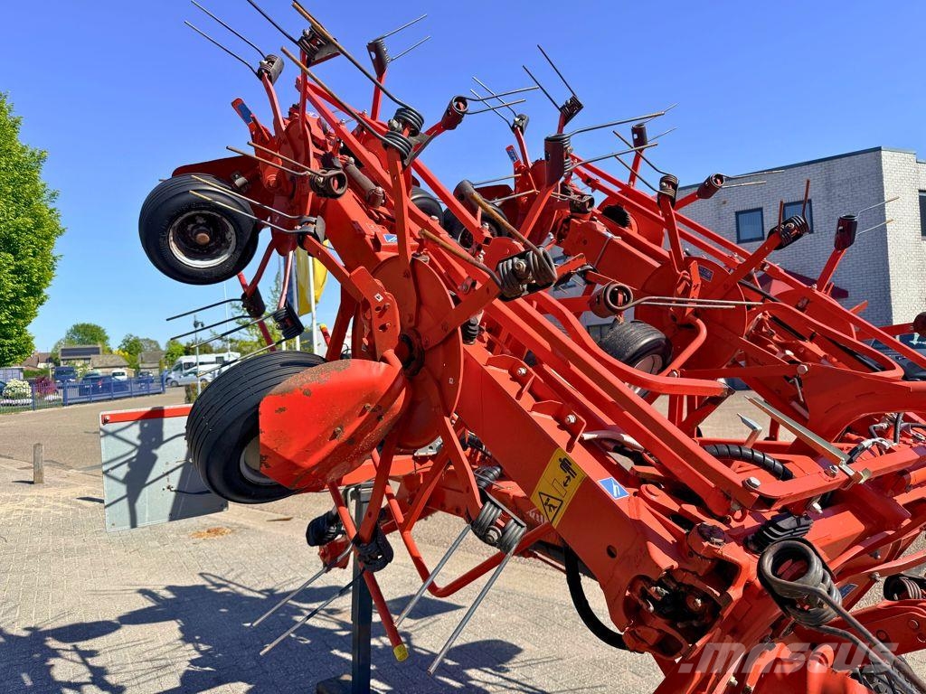 Kuhn GF10802 T Digidrive 犁耙和摊草机